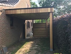 Carport met plat dak aan woning