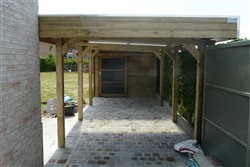 Carport met tuinhuis en plat dak