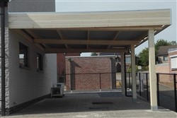 Carport tegen zijkant van huis