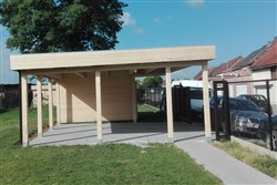 Carport met tuinhuis aan straatkant