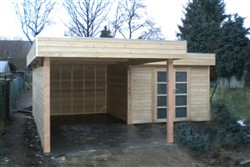 Carport met houten tuinhuis