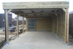 Houten carport met plat dak
