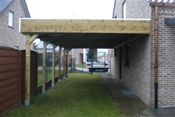Lange carport met plat dak aan huis