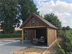 Eiken bijgebouw met zithoek