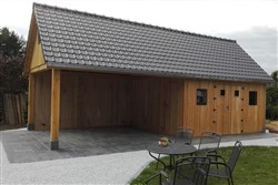 Afgewerkt tuinhuis hoevestijl met grote deur