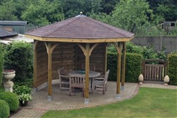 Prieel met houten bank