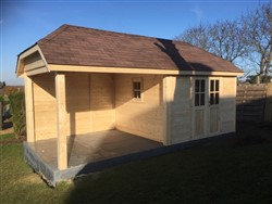 Klein tuinhuis in hoevestijl met zithoek