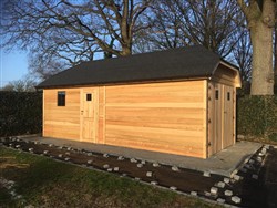 Tuinhuis in hoevestijl met kleine ramen