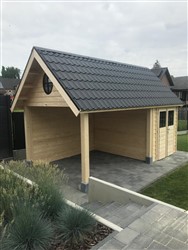Tuinhuis in hoevestijl uitgevoerd in licht hout