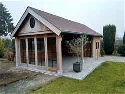 Klassiek houten tuinhuis met zadeldak