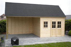 Tuinhuis met zadeldak en houten oversteek