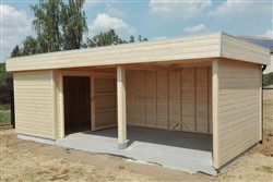 Lang tuinhuis met plat dak en terrasoverkapping