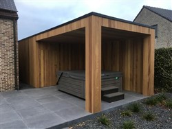 Opbergplaats met houten zithoek