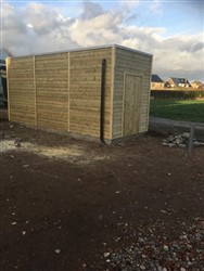 Blokvormig tuinhuis met plat dak