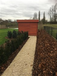 Modern houten tuinhuis met plat dak