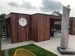 Houten tuinhuis met plat dak en bergruimte