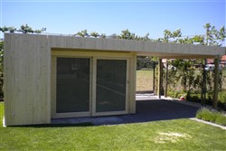 Tuinhuis met plat dak en groene omgeving