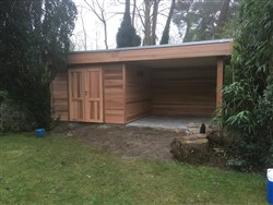 Houten tuinhuis met plat dak en zithoek