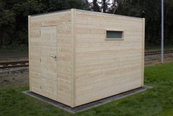 Tuinhuis met plat dak en klein raam