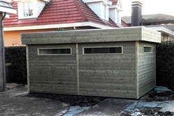 Tuinhuis met plat dak en kleine ramen
