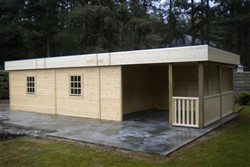 Lang houten tuinhuis met plat dak