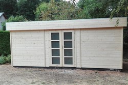 Onbehandeld houten tuinhuis met plat dak