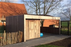 Tuinhuis met plat dak en oversteek