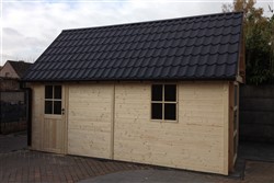 Groot houten tuinhuis met zadeldak