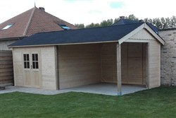 Tuinhuis met zadeldak in hoek van de tuin
