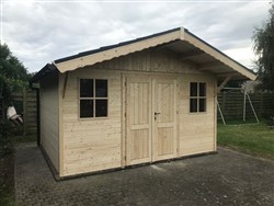 Wit houten tuinhuis met zadeldak
