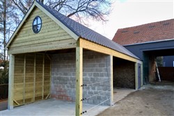 Overkapping paardenstal